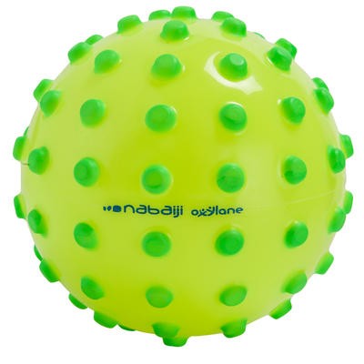 Pelota amarilla con picos de espuma verdes. Aprox. 15 cm de diámetro. NABAIJI